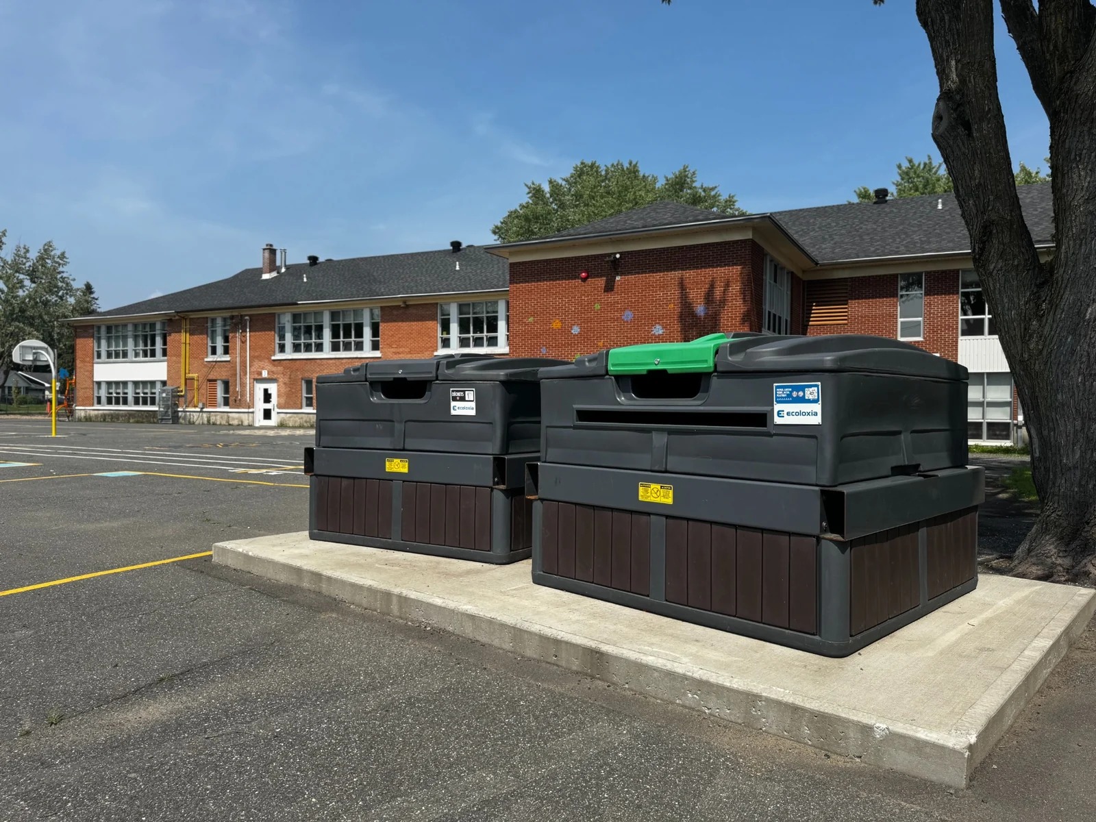 Deux conteneurs CUBE 6 v�?????�????�???�??�?�³ hors-sol a apparence semi-enfouie Ecoloxia installes dans une Ecole de Drummondville