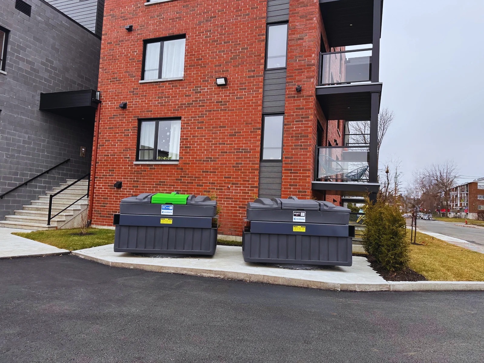 Deux conteneurs CUBE semi-enfouis 6,5 v Ecoloxia installes pour un immeuble de 12 logements a Drummondville, Quebec