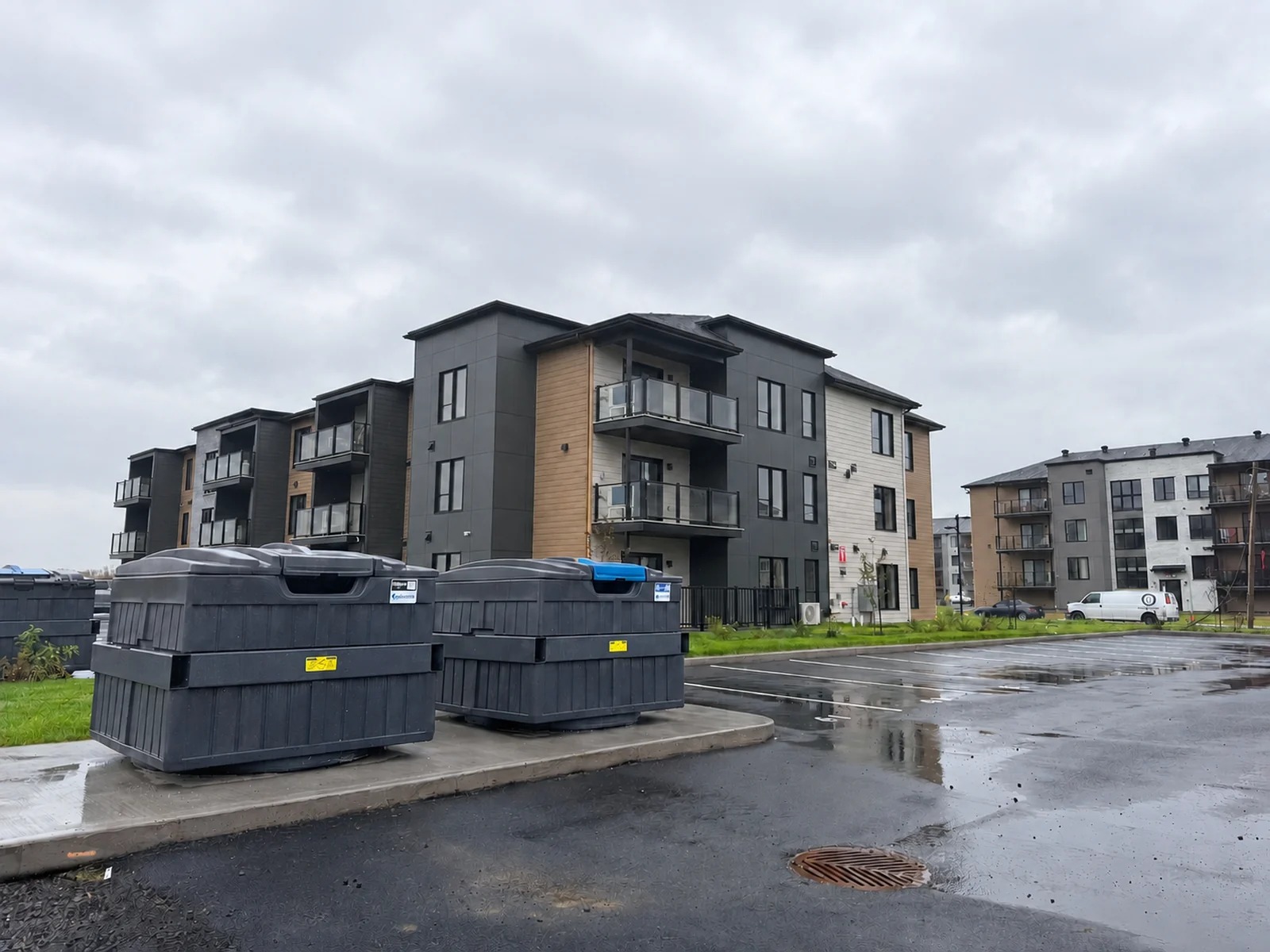 Deux conteneurs CUBE semi-enfouis 8 v Ecoloxia installes pour un projet multiplex a Saint-Charles-Borromee, Quebec