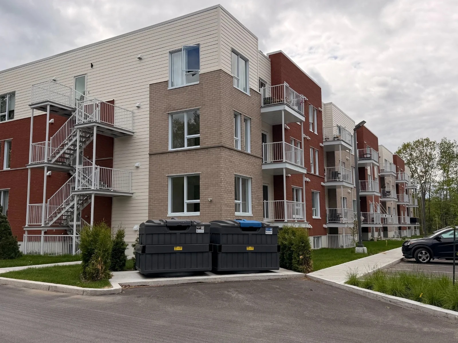 Deux conteneurs CUBE semi-enfouis 8 v Ecoloxia installes pour un immeuble de 24 logements a Sorel-Tracy, Quebec
